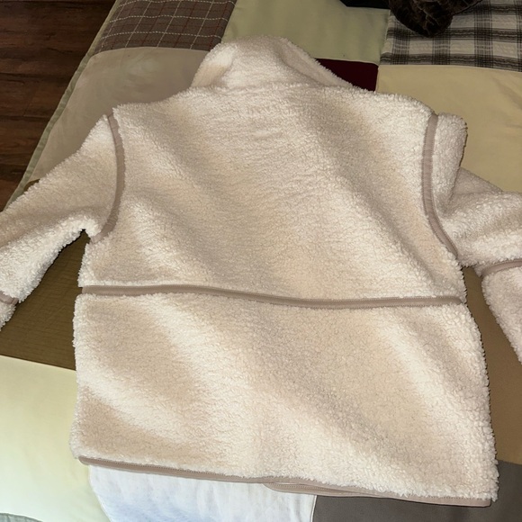 Abercrombie sherpa jacket in a womens xs; cream color teddy - Picture 3 of 4